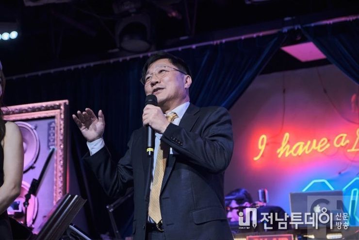 사진제공: KOFA , 행사 오프닝에서 환영인사를 하고있는 GCEO 이승수 회장 - 인피니언코리아 대표이사