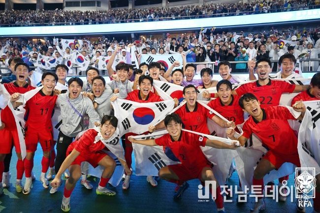 지난 항저우 아시안게임에서 금메달 획득 후 기뻐하는 선수단의 모습.