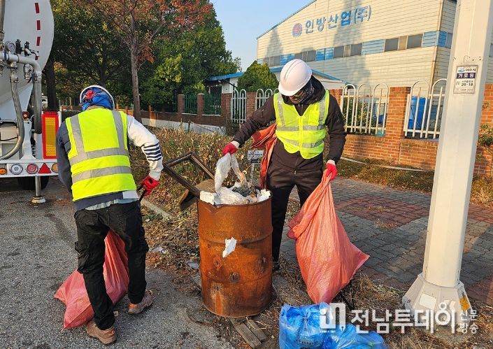 여수시가 쾌적한 여수국가산단 환경 조성을 위해 내년 2024년 1월 4일까지 ‘하반기 가로환경 정비 사업’을 실시한다.