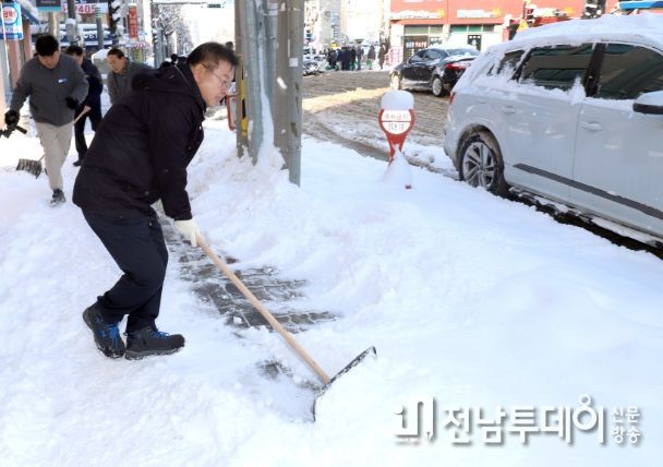 30.8cm 폭설에 제설작업 총력
