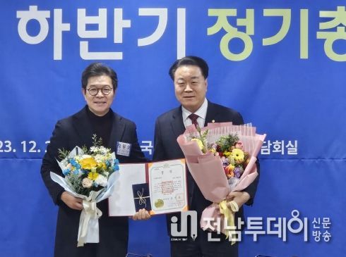 구복규화순군수가 성동구 정원오청장과 사진을 찍는 모습