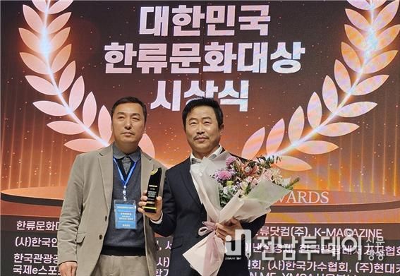 연기자부문 최우상 배우 이문식과 이효진 조직위원장
