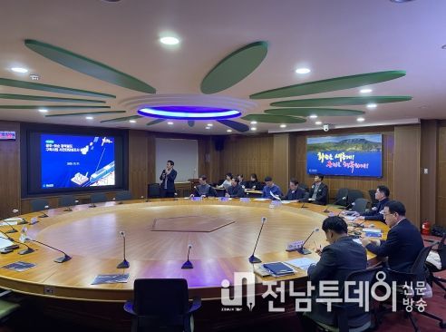 사전타당성 조사 착수 보고회에서 구복규 화순 군수와 군청 관계자 및 관련 전문가들이 참여하여 회의 진행