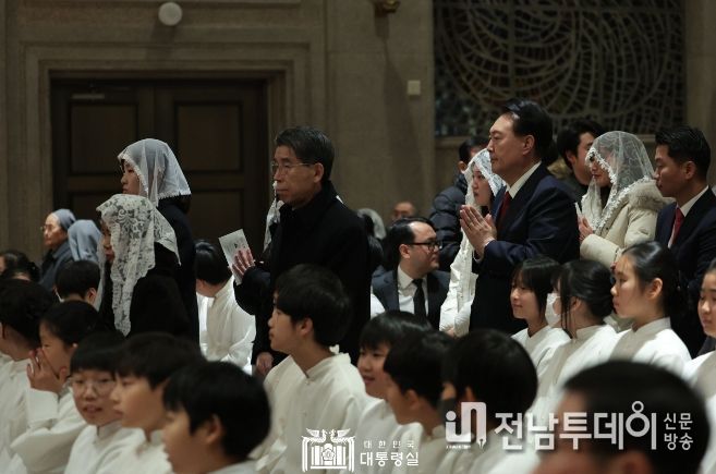 12월 24일 윤석열 대통령은 서울 종로구 혜화동 성당에서 열린 '주님 성탄 대축일 미사'에 참석했다.
