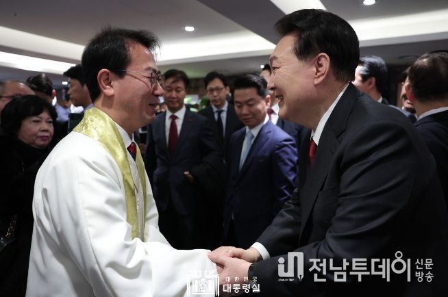 12월 25일 윤석열 대통령은 서울 중구 정동제일교회를 찾아 성탄 예배를 드렸다.