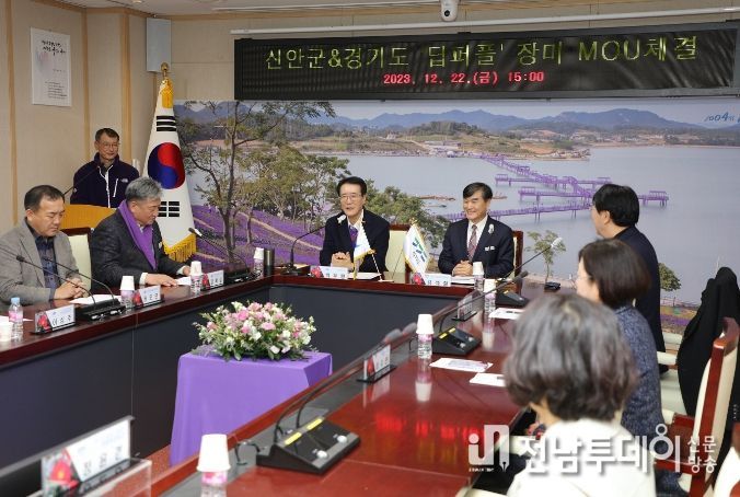 지난 22일 신안군-경기도 ‘딥퍼플’장미 상생협력 업무협약(MOU)을 체결하고 있다.