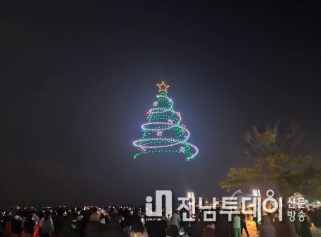 여수시가 연말을 맞아 야심차게 준비한 여수밤바다 드론라이트쇼 ‘여수와 사랑에 빠지다’가 추운 날씨에도 수많은 인파 속에서 성황리 종료됐다.