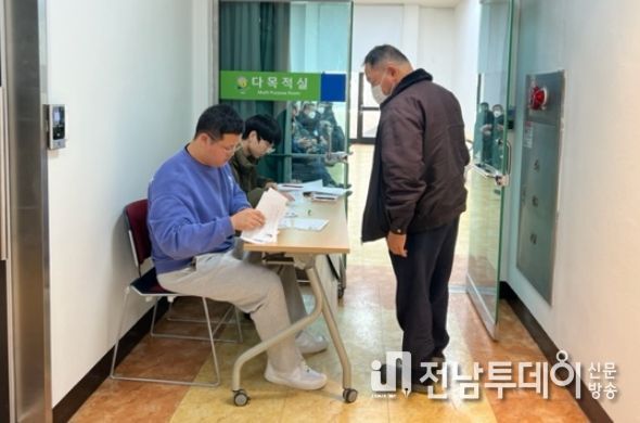 추첨식에 앞서 다목적실 앞 로비에서 접수를 진행하고 있는 모습