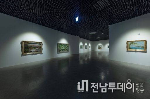 화순군립최상준미술관 소장작품전시회 제1전시실 전경 사진