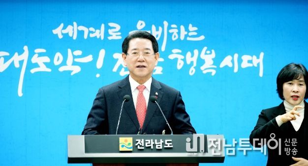 김영록 전라남도지사가 27일 도청 브리핑룸에서 2023년 송년 기자간담회를 갖고 2023년 주요 성과와 2024년 도정방향을 발표하고 있다.