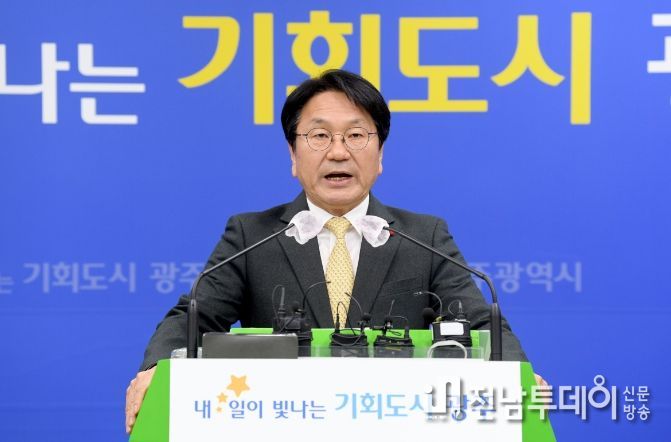 강기정 광주광역시장이 27일 오전 시청 브리핑룸에서 송신년 기자회견을 하고 있다. /광주광역시 제공