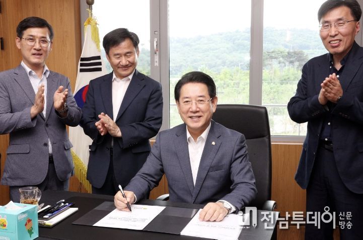 전라남도는 28일 광양국가산업단지의 첨단 신산업 투자 활성화를 위한 ‘광양국가산업단지 개발계획’ 변경을 승인·고시했다. 김영록 전라남도지사가 지난 7월 28일 동부지역본부를 방문, ‘광양국가산단 첨단산업 투자지원 계획’ 1호 결재를 하는 모습