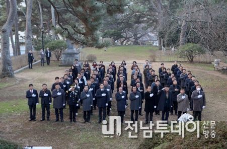 우승희 영암군수, 충혼탑 참배로 갑진년 새해 열어