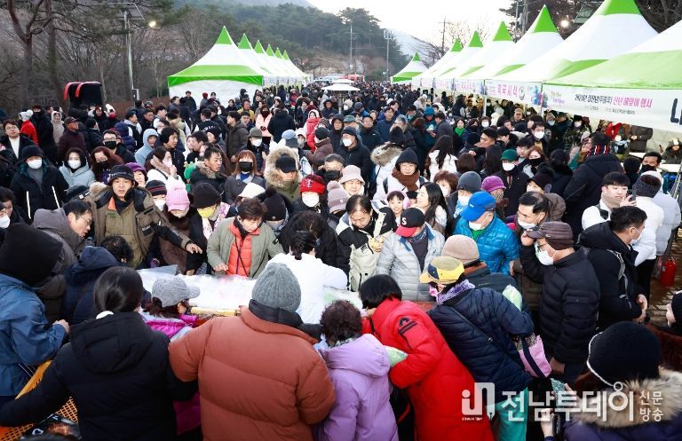 2024년 해맞이 행사 1 : 2024년(갑진년) 신년 해맞이 행사를 맞아 구복규 군수를 비롯한 화순군 의원, 여성단체협의회장 등이 함께 떡 케이크를 자르는 모습.