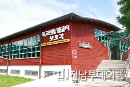 2023년 외부 오일 스텐 도장을 마무리한 고인돌 보호각 외부 사진.