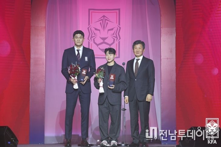 2023 KFA 시상식이 2일 개최됐다. 사진은 정몽규 대한축구협회장(오른쪽)과 올해의 선수상을 수상한 김민재(왼쪽), 천가람의 모습.