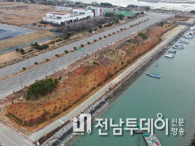 여수시가 최근 율촌면 조화리 927번지 일대 녹지대에 ‘미세먼지 차단숲’을 조성, 친환경 녹색도시 구축에 나섰다.