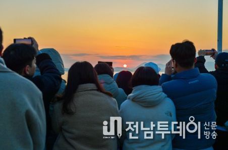 여수시 쌍봉동주민센터는 지난 1일 소호요트경기장 일원에서 ‘2024 문화가 있는 새해아침’이란 주제로 일출행사를 열었다.