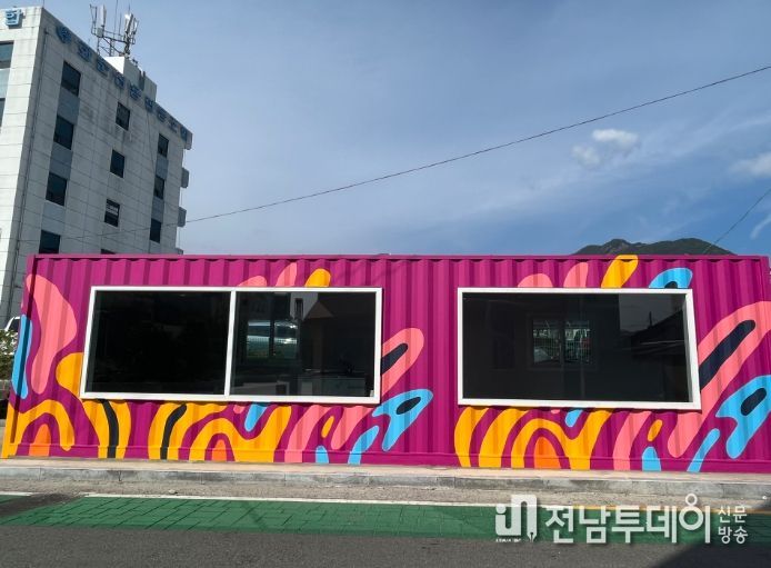 소상공인센터, 액티비티큐브A동-B동, 교리 북카페 : 도시재생사업을 통해 입점 모집 중인 상가 및 북카페 전경.