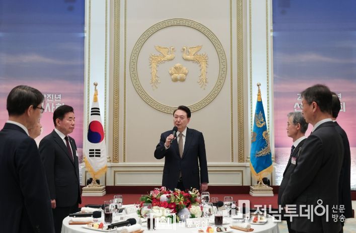 1월 3일 윤석열 대통령은 청와대 영빈관에서 5부 요인 및 국가 주요 인사들이 함께한 ‘2024년 신년인사회’에 참석했다.