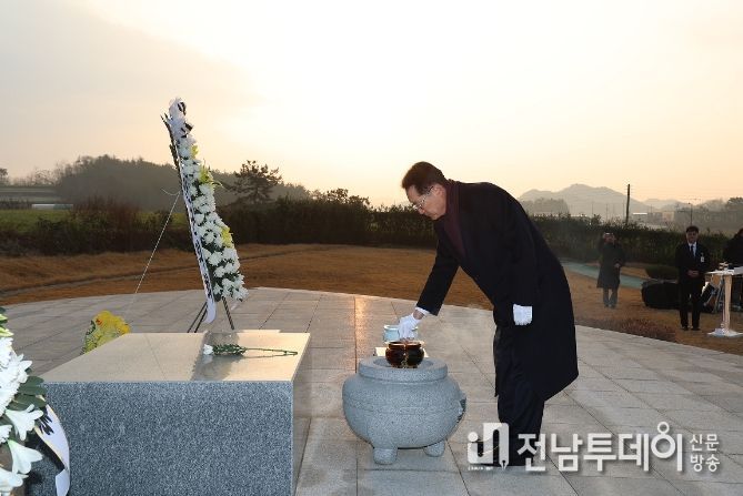 2일 박우량 신안군수가 충혼탑 참배를 하고 있다.