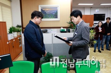 구복규 화순군수를 대신하여 화순군 재무과장이 2023년 12월 29일 화순군청에서 이세형 세무사에게 위촉장을 수여하는 모습.