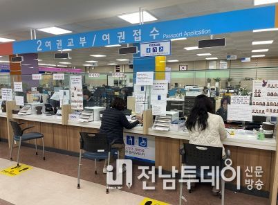 여수시가 수요자 중심의 시민편의 시책으로 올해 1월부터 ‘여권교부 야간민원실’을 확대 운영한다.