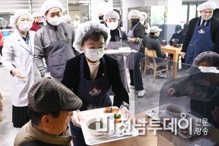 광주 서구의회 고경애 의장과 의원들이 서구 노인종합복지관에서 배식 봉사를 하고 있다. (사진=광주 서구의회 제공)