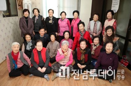박병규 광산구청장이 4일 도산동 한 경로당을 찾아 폐지를 수집해 모은 돈을 기부한 나삼오 어르신에게 감사의 뜻을 전했다. 경로당 어르신들과 기념촬영, 나삼오 어르신(맨 앞줄 중앙)이 손가락 ‘하트’ 포즈를 취하고 있다.