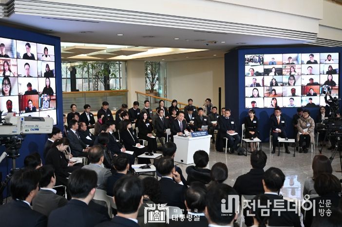 1월 4일 윤석열 대통령은 경기도 용인 중소기업인력개발원에서 국민과 함께하는 첫 번째 민생토론회를 개최했다.