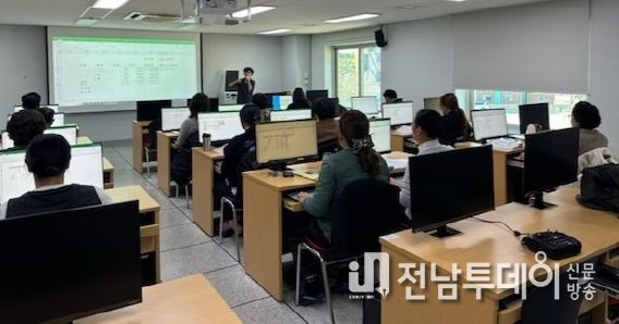 보성군, 2024년 보성군민 정보화 교육 연중 추진_군청 정보화 교육장 교육 모습