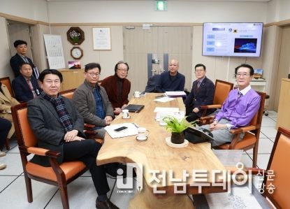 지난 4일 신안군과 서보미술문화재단이 ‘암태 도창마을 아트빌리지 조성’을 위한 업무협약 전 간담회를 하고 있다. (왼쪽부터) 서보미술문화재단 손은신 이사, 박승조 이사장, (오른쪽부터) 박우량 신안군수, 신좌일 섬안전개발국장