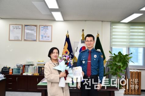 1.10. 화순경찰서장이 CCTV 통합관제센터 요원에게 감사장을 수여하는 장면