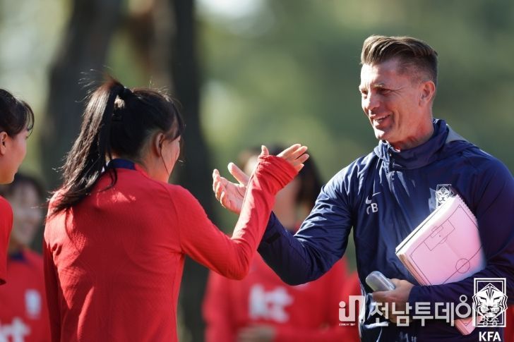 여자 A대표팀 콜린 벨 감독이 축구종합센터 건립기금 1천만원을 기부했다.