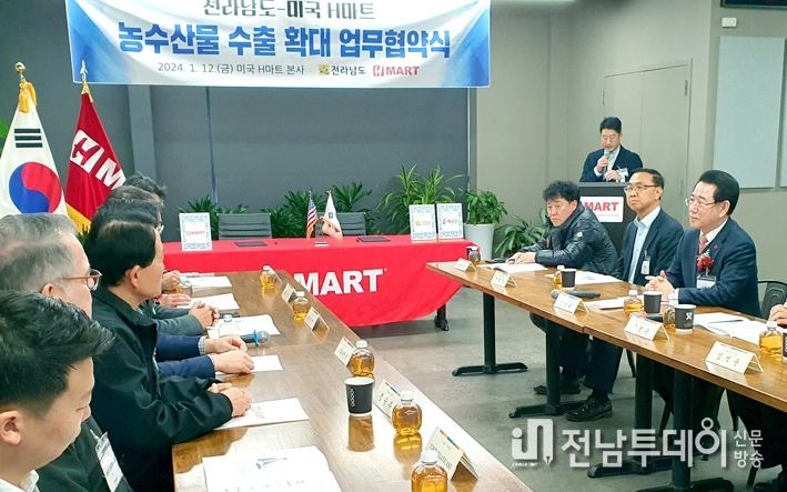 미국을 순방 중인 김영록 전라남도지사(오른쪽)가 12일(현지 시간) 미국 H마트 본사에서 열린 ‘전라남도-H마트 농수산물 수출 확대 업무협약’ 행사에서 인사말을 하고 있다.