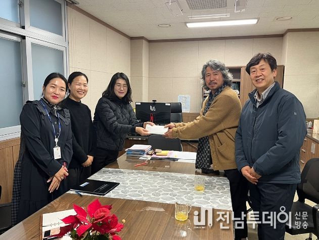 여수 DL케미칼 노동조합은 최근 저소득 다문화·조손가정 아이들을 위한 의류 상품권을 화양면에 전달했다.