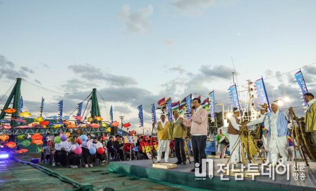 2023목포항구축제 기간 해상무대에서 파시만선이다! 전통경매를 선보이는 장면 / 목포시 제공