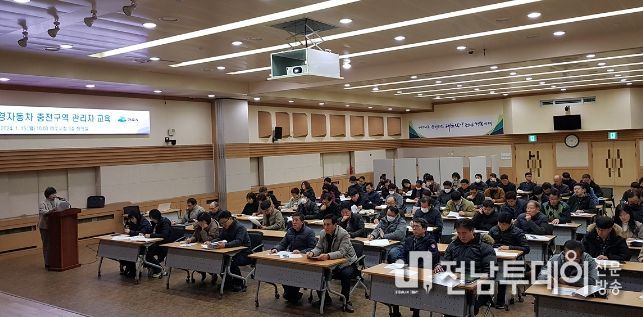 여수시가 친환경자동차 보급 증가로 민원 불편 해소를 위해 지난 15일 시청 회의실에서 공동주택 관리주체를 대상으로 교육을 실시했다.