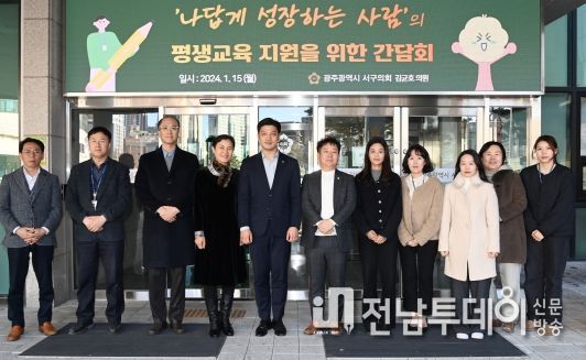 간담회에 참석한 관계자 및 전문가와 함께 기념 촬영