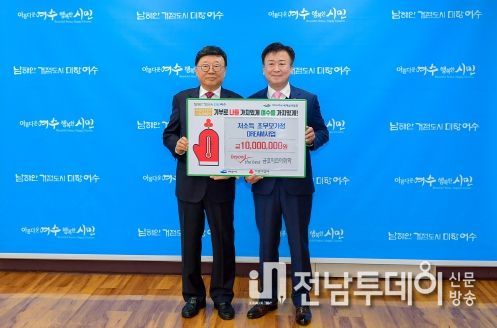 금호미쓰이화학(주)가 16일 저소득 조부모가정 DREAM사업비 1,000만 원을 여수시에 전달했다.(사진 왼쪽부터 손영원 공장장, 정기명 여수시장)