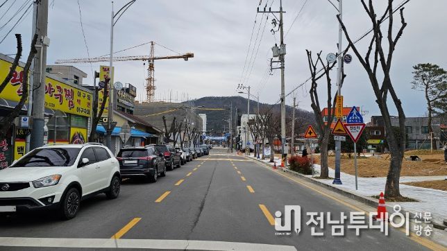 한쪽 주차제 시행 이후 깨끗하게 변화된 도로 사진