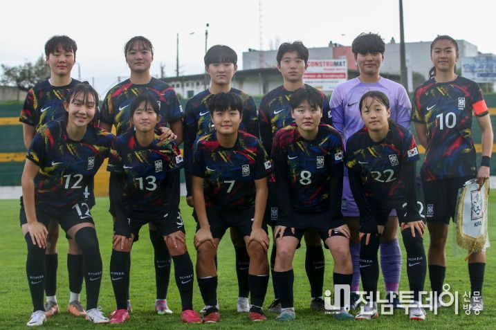 여자 U-17 포르투갈 친선대회 1차전에 나선 선수단의 모습.(포르투갈 축구협회 제공)