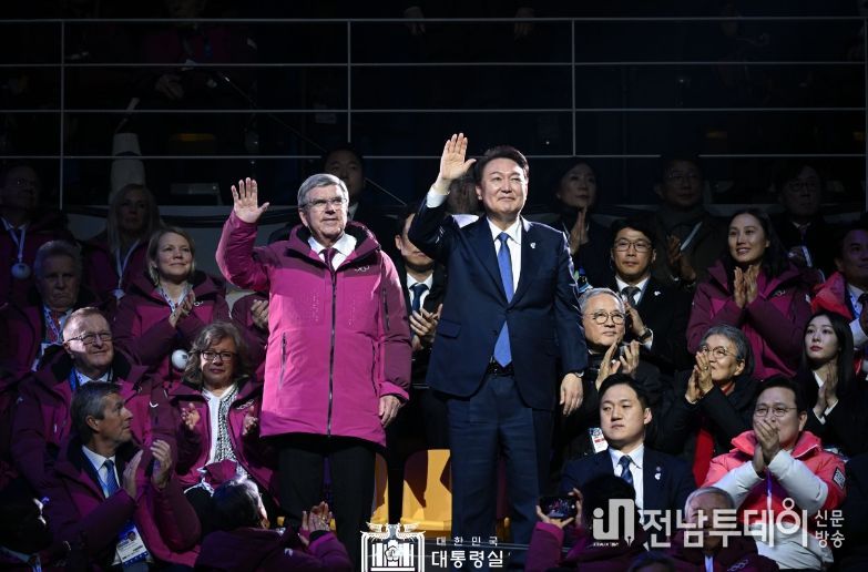 1월 19일 윤석열 대통령은 강릉 스피드스케이팅경기장에서 열린 2024 강원 동계청소년올림픽 개회식에 참석해 개회를 선언하고 전 세계 청소년들의 멋진 경쟁을 응원했다.