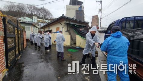 여수 종고라이온스클럽이 지난 19일 동문동 복지취약계층 2가구에 연탄 500장을 후원