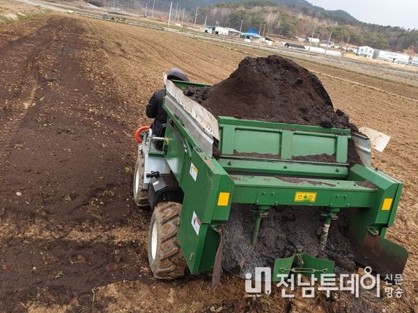 곡성군, 부산물자원화센터‘1등급 가축분퇴비’농가공급 시작