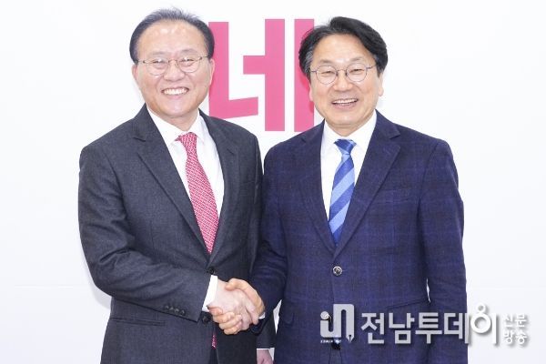 강기정 광주광역시장은 22일 오전 서울 국회를 방문해 윤재옥 국민의힘 원내대표와 만나 달빛철도 특별법이 1월 임시국회에서 반드시 통과될 수 있도록 협조를 요청했다./광주광역시 제공