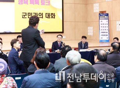 구복규 군수가 주민 질의 건의에 답변하고 있는 모습
