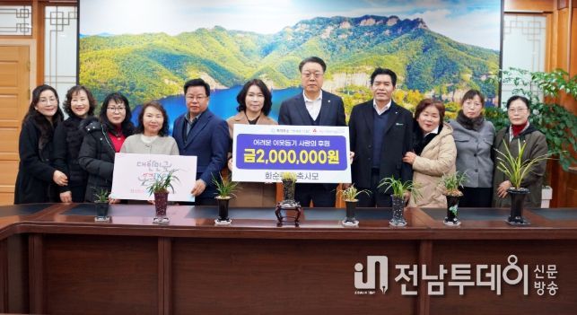 구복규 화순군수(우측 5번째), 정삼차 화순축협장(우측 4번째), 김용숙 축사모 회장(좌측 6번째), 박종균 상임이사(좌측 5번째)와 회원들이 함께 찍은 기념 사진.