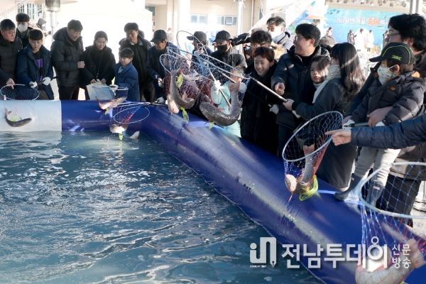 2024 무안 겨울 숭어 축제, 숭어 잡기 체험 및 수산물 판매장 성공적 마무리