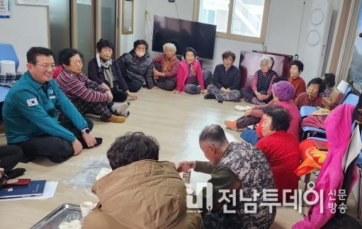 강종철 부군수(가장 왼쪽 남성)가 화순읍 도웅리 경로당에서 경로당회원들의 건강 등 안부를 확인하고 있다.